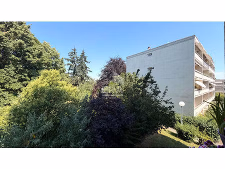 grand f2 en parfait état avec son balcon