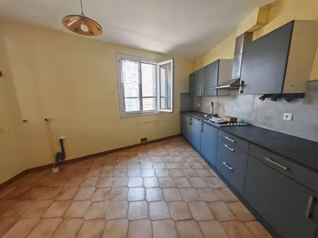 maison de village avec jardin  garage et dépendances   fort potentiel d'aménagement