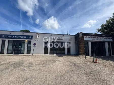 local commercial avec parking au bord d'un axe passant