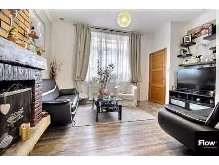 chambre en colocation dans maison avec une cours et garage