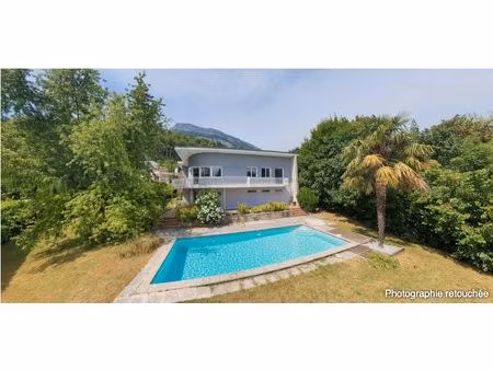 propriété familiale avec piscine et configuration sur deux niv