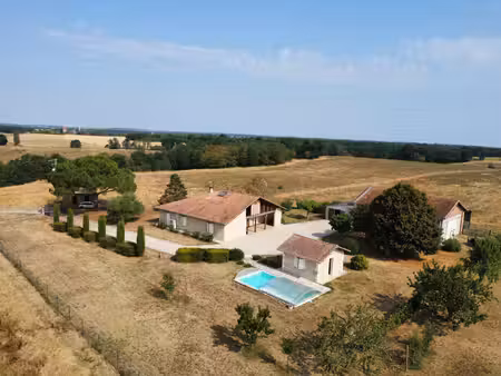 belle maison avec sa piscine
