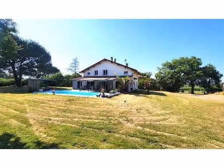 maison 225 m2 - piscine - 26 915 m² de terrain - dépendances