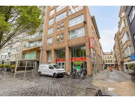 immeuble d'angle très spacieux à louer (env. 405 m²) au cœur