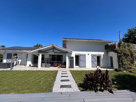 location meublée maison 5 pièces 149 m² à guiche (64520)  1 600 €