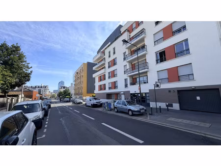 15 minutes à pied de la défense
