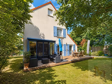 maison familiale 6 pièces de 156 m² avec jardin et garage