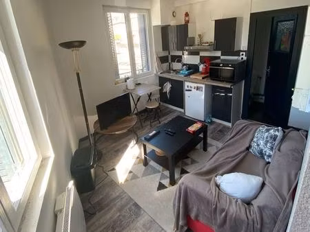 appartement t2 meublé et rénové avec terrasse et parking  à proximité écoles et commerces
