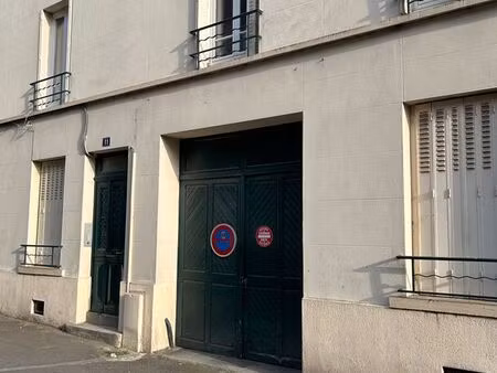 à louer – grand garage fermé de 25 m² – idéal voiture  moto ou stockage