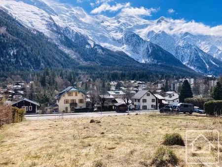terrain constructible de premier choix de 1 221 m² avec une vue imprenable sur le mont...
