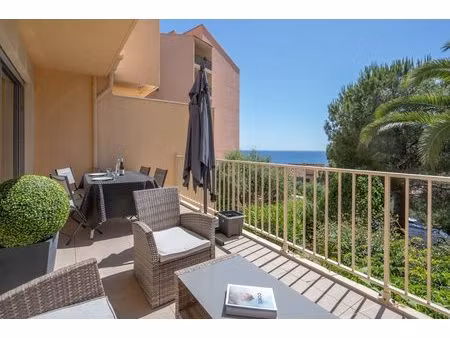 t1/2 avec terrasse et vue mer  proche plages