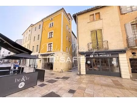 ensemble immobilier – écusson de nîmes