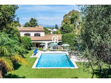 propriété néo-provençale avec dépendance — au cœur du cap d'antibes