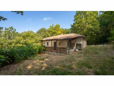 maison de 102 m2 sur deux niveaux  trois chambres  isolée  d