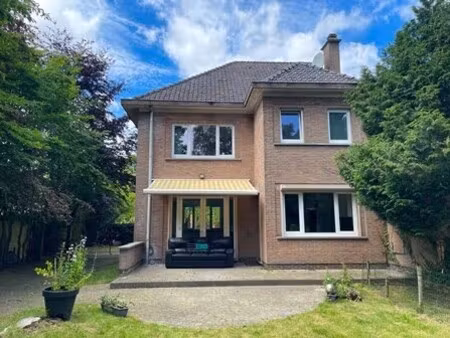 residentieel gelegen woning op een perceel van 950 m²