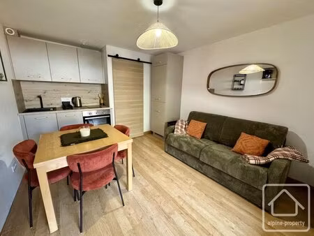 un joli appartement d’une chambre avec parking  entièrement rénové et situé sur la ligne..