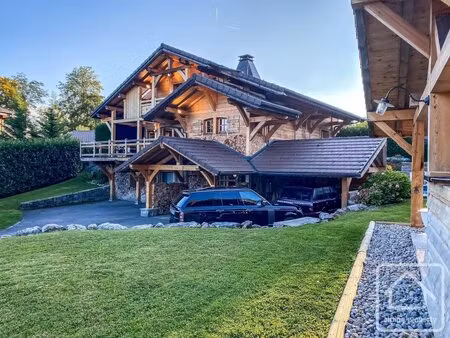 un grand chalet moderne et luxueux offrant une vue imprenable  à mi-chemin entre le lac et