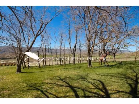 une propriété d’exception au cœur d'un domaine de 9 hectares avec vues panoramiques