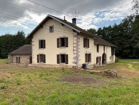 ferme  160 m2  ( pièces   3 chambres  écuries  dépendances  3 hectares de terrain