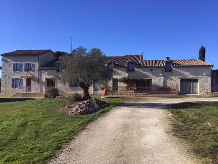 maison en pierre  habitation et possibilité de gîte.