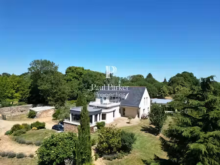 maison contemporaine de 244 m² avec piscine couverte la chapelle saint laud