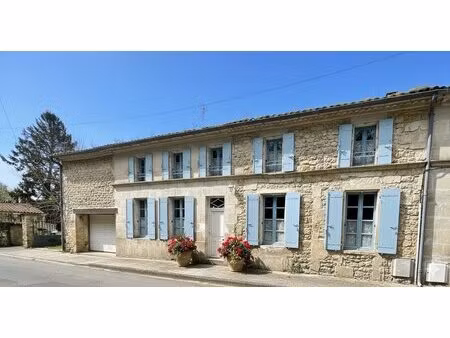 maison de caractère avec 6 chambres  piscine et bel espace extérieur