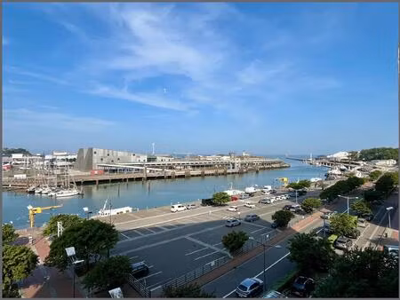 appartement lumineux avec balcon et vue mer