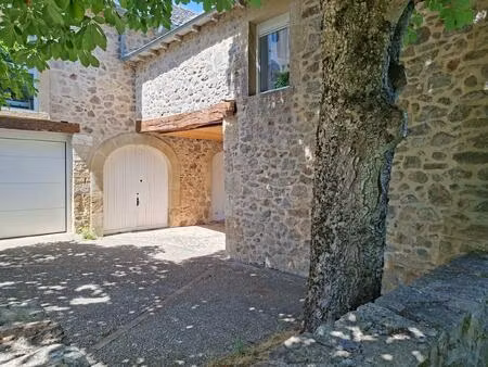 située à privezac  un petit village de l'aveyron  à 3mn de l'axe rodez/villefranche de rou