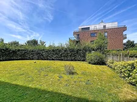 bel appartement au rez-de-chaussée avec 3 chambres et jardin