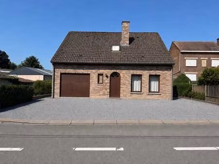 spacieuse maison dans un environnement verdoyant et paisible