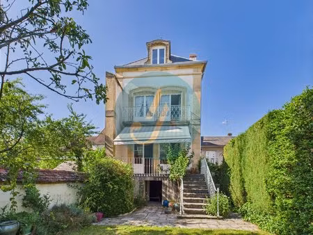 magnifique maison familiale de 173 m2 avec terrain clos arboré et garage.