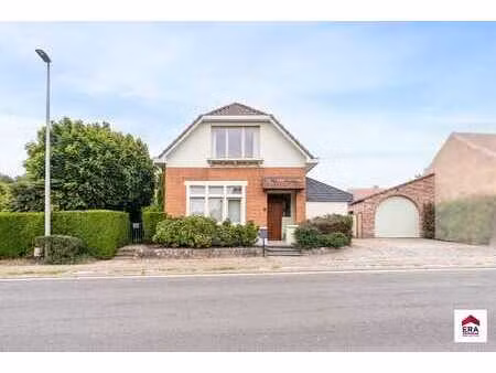villa 3 chambres avec magnifique jardin et grand garage