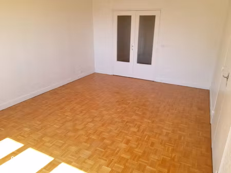 appartement lumineux  en très bon état  vue dégagée et bien agencé. idéal pour une install