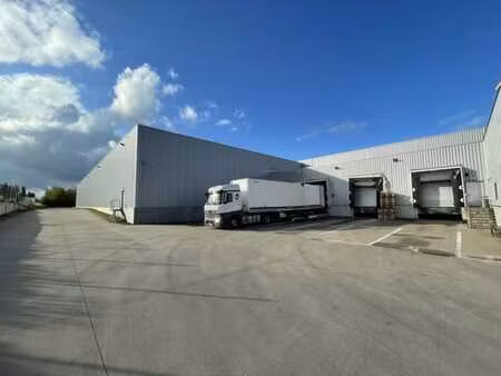 entrepôt de 7380m² + auvent de 1080m²