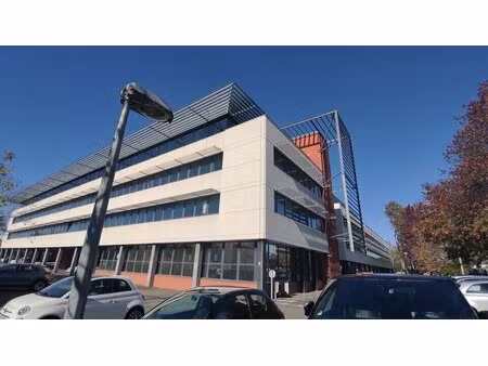 location bureaux 77 m² à 2 250 m²