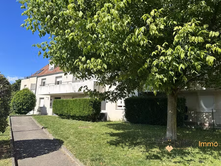 f1 avec terrasse et parking