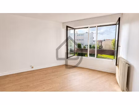 botzaris. studio avec cave et parking.