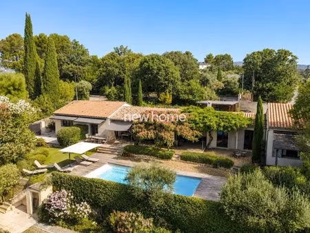 elégante propriété de plain-pied avec piscine et vue dominante