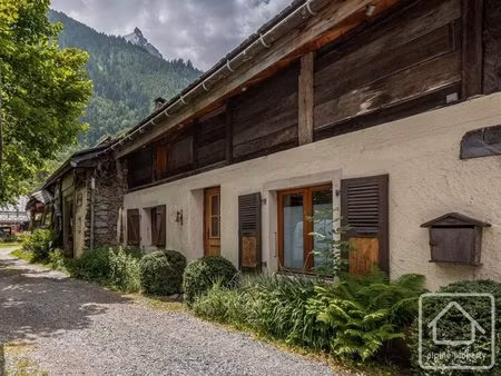 ferme traditionnelle rénovée du xviiie siècle  comprenant 5 chambres avec salles de bains.