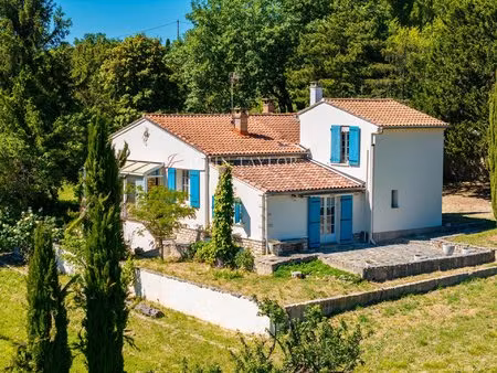 maison provençale avec vue exceptionnelle sur la campagne du luberon