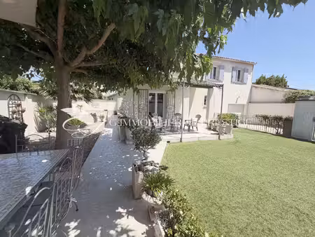 une villa en coeur de village avec piscine