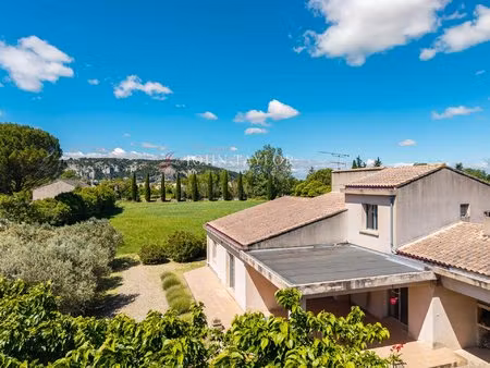 villa d’architecte avec beau potentiel et vue sur la colline saint-jacques à cavaillon –..