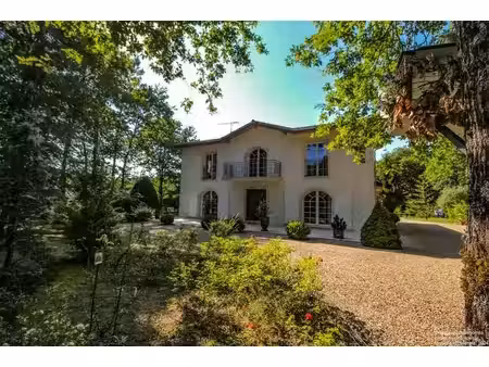 une maison de maître contemporaine à candresse avec dépendances et son jardin de 2500m2...