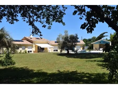 grande maison soignée avec jardin et piscine dans le sud-ouest de la france