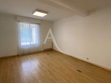 location local professionnel 85m²