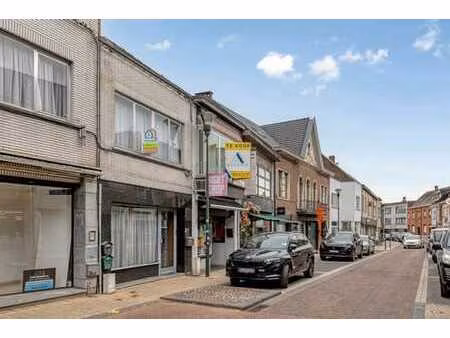 maison située en centre-ville avec local commercial