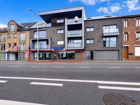 commerce avec grande vitrine et parkings