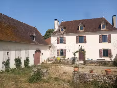 authentique maison béarnaise du 18émé siècle- vue sur les pyrénées -