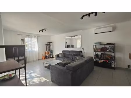 maison plain pied   cœur de village avec jardin