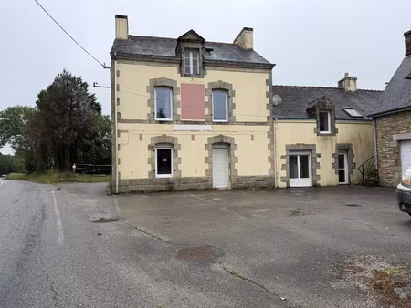 immeuble mixte situé à camors